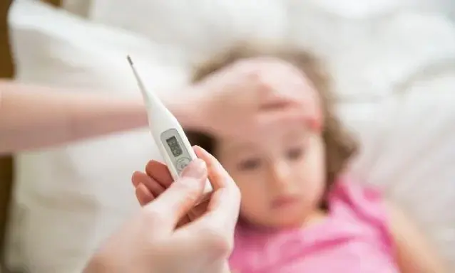 Cần hạ sốt cho trẻ bị tay chân miệng